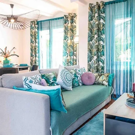 Residencia La Perla Holiday home *
